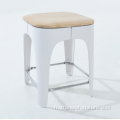 Tabouret de bar moderne de design moderne avec repose-pieds